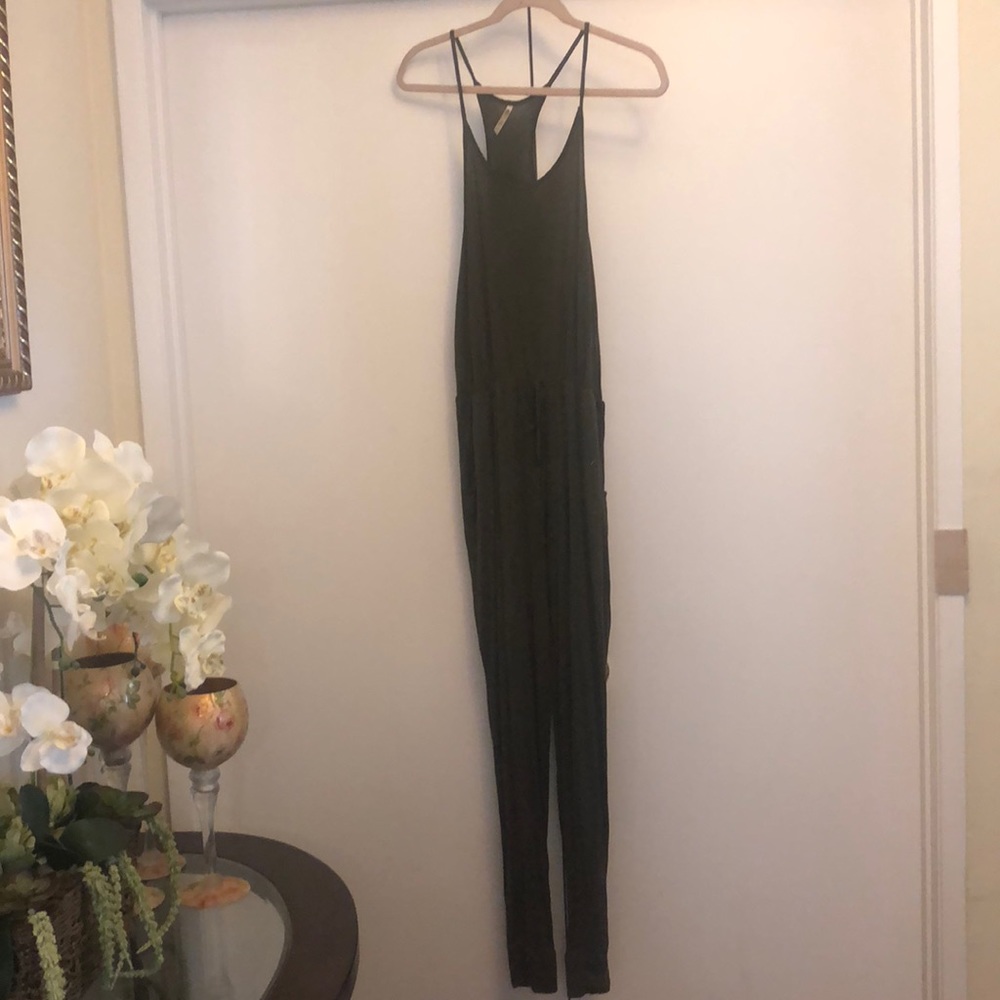 Olive green jumpsuit w/ pockets